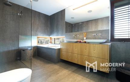 Na predaj vila s okrasnou záhradou a bazénom v Pezinku