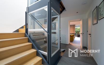 Na predaj vila s okrasnou záhradou a bazénom v Pezinku