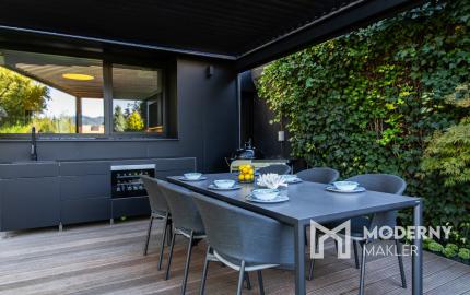 Na predaj vila s okrasnou záhradou a bazénom v Pezinku