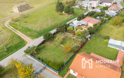 Na predaj stavebný pozemok - Pravotice 760m2