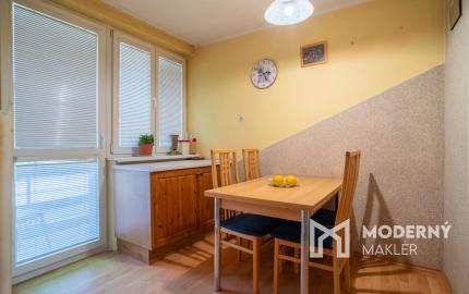 Na predaj priestranný 3-izbový byt s loggiou v centre Stupavy