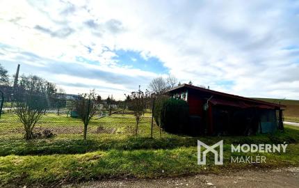 Exkluzívne na predaj  záhrada s chatkou v Bánovciach n/B