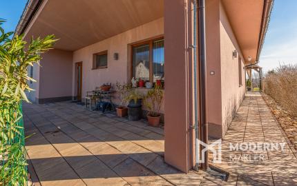 Na predaj rodinný dom s bazénom v obci Macov