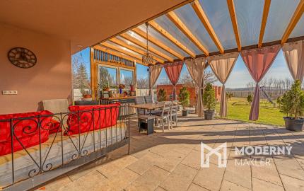 Na predaj rodinný dom s bazénom v obci Macov