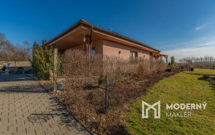 Na predaj rodinný dom s bazénom v obci Macov
