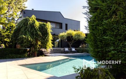 Na predaj vila s okrasnou záhradou a bazénom v Pezinku