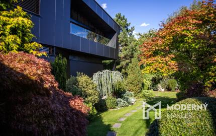 Na predaj vila s okrasnou záhradou a bazénom v Pezinku