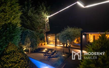 Na predaj vila s okrasnou záhradou a bazénom v Pezinku