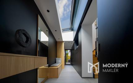 Na predaj vila s okrasnou záhradou a bazénom v Pezinku