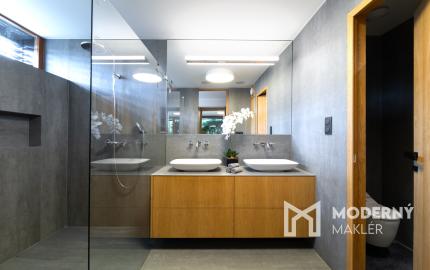 Na predaj vila s okrasnou záhradou a bazénom v Pezinku