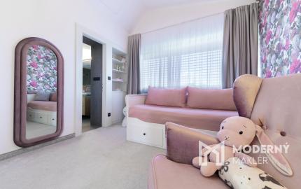 Na predaj vila s okrasnou záhradou a bazénom v Pezinku