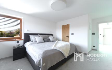 Na predaj vila s okrasnou záhradou a bazénom v Pezinku