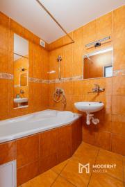 Na predaj veľkometrážny 3-izbový byt v Zákamennom