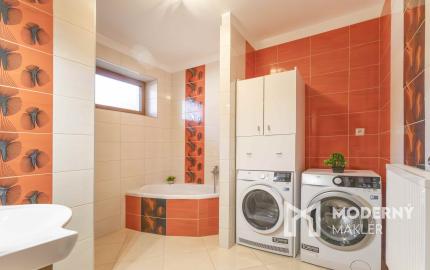 Na prenájom rodinný dom s garážou a terasou v centre Šamorína