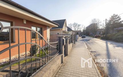 Na prenájom rodinný dom s garážou a terasou v centre Šamorína