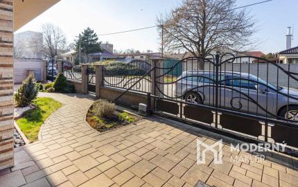 Na prenájom rodinný dom s garážou a terasou v centre Šamorína