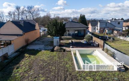 Na predaj moderný 4-izbový rodinný dom s bazénom v Bučanoch