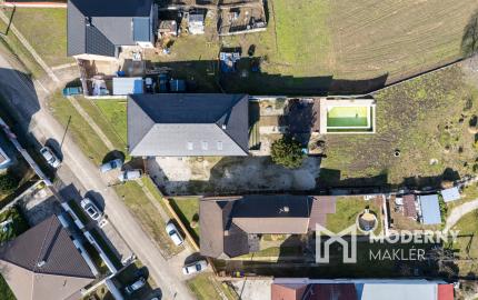 Na predaj moderný 4-izbový rodinný dom s bazénom v Bučanoch