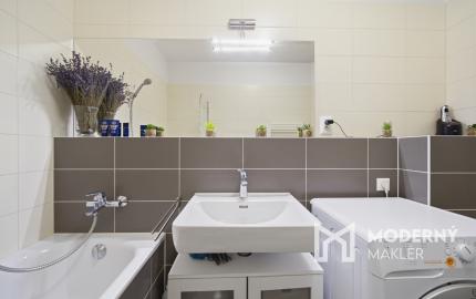 Na predaj priestranný 2-izbový byt v Dúbravke