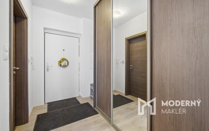 Na predaj priestranný 2-izbový byt v Dúbravke