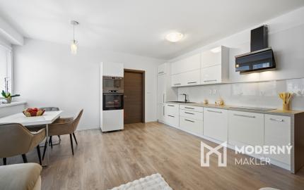 Na predaj priestranný 2-izbový byt v Dúbravke