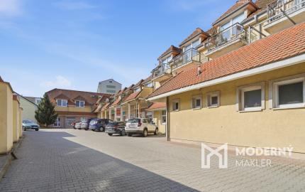 Na predaj 4-izbový mezonetový byt s 2 balkónmi v centre mesta Malacky