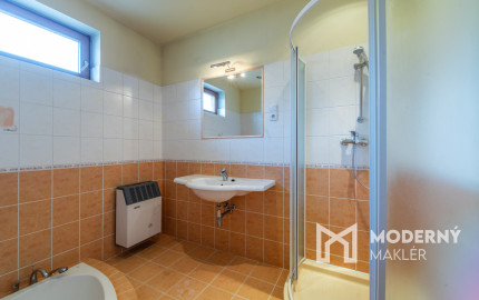 Na predaj priestranný rodinný dom s veľkým pozemkom v Loku pri Leviciach