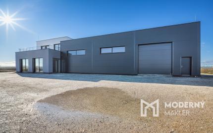 Na predaj administratívno-skladový objekt pri Trnave, v obci Zavar