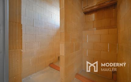 Na predaj administratívno-skladový objekt pri Trnave, v obci Zavar