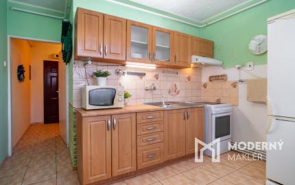 Na predaj zariadený 2-izbový byt s 2 balkónmi a pivnicou v meste Šaštín-Stráže