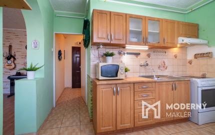 Na predaj zariadený 2-izbový byt s 2 balkónmi a pivnicou v meste Šaštín-Stráže