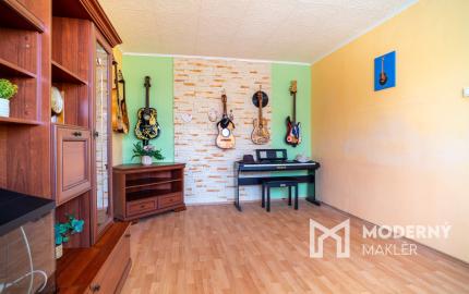 Na predaj zariadený 2-izbový byt s 2 balkónmi a pivnicou v meste Šaštín-Stráže