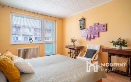 Na predaj zariadený 2-izbový byt s 2 balkónmi a pivnicou v meste Šaštín-Stráže