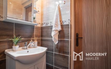 Na predaj zariadený 2-izbový byt s 2 balkónmi a pivnicou v meste Šaštín-Stráže