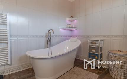 Na predaj exkluzívny rodinný dom s dvoj-garážou v podtatranskej obci Veľký Slavkov