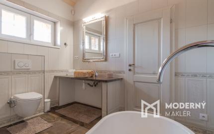 Na predaj exkluzívny rodinný dom s dvoj-garážou v podtatranskej obci Veľký Slavkov