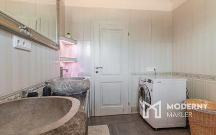 Na predaj exkluzívny rodinný dom s dvoj-garážou v podtatranskej obci Veľký Slavkov