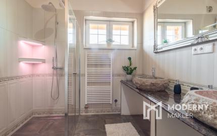 Na predaj exkluzívny rodinný dom s dvoj-garážou v podtatranskej obci Veľký Slavkov