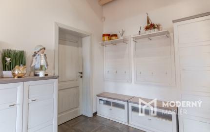 Na predaj exkluzívny rodinný dom s dvoj-garážou v podtatranskej obci Veľký Slavkov