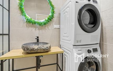 Na predaj 3-izbový byt s 2 balkónmi a 2 parkingami, Ružinov