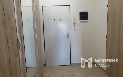 Na predaj prerobený, zariadený 1-izbový byt v obci Timoradza