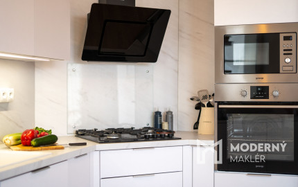 Na predaj reprezentatívny 6-izbový byt s garážou s výhľadom na Rakúsko