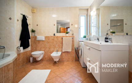 Na predaj reprezentatívny 6-izbový byt s garážou s výhľadom na Rakúsko