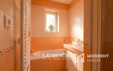 NA PREDAJ | 3-IZBOVÝ BYT SO SÚKROMNOU TERASOU S VÝHĽADOM NA HRAD  + GARSÓNKA V CENE