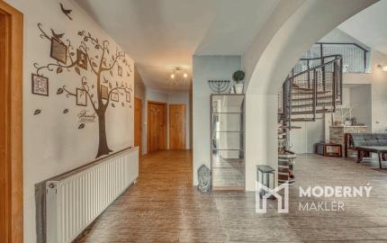 Na predaj priestranný, zariadený rodinný dom v Cerovej