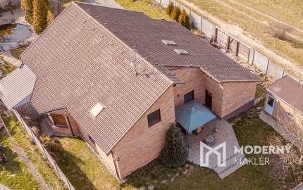 Na predaj priestranný, zariadený rodinný dom v Cerovej