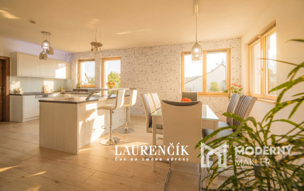 NA PREDAJ | NADŠTANDARTNÝ RODINNÝ DOM S 2533 M² POZEMKOM, PANORAMATICKÝM VÝHĽADOM A DVOJGARÁŽOU | ILAVA-KLOBUŠICE