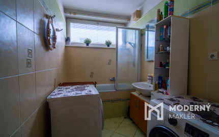 Na predaj čiastočne zariadený 3-izbový byt vo Vrakuni