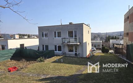 4 izb. byt. jednotka v RD, kompletná rekonštrukcia, 87 m², garáž, pivnica, skladové priestory s pozemkom 333 m2