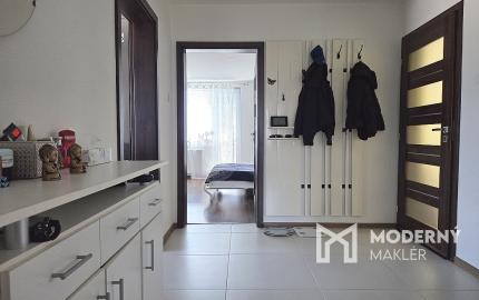 4 izb. byt. jednotka v RD, kompletná rekonštrukcia, 87 m², garáž, pivnica, skladové priestory s pozemkom 333 m2